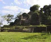 Der grosse Zeremonialhof mit seiner Hauptpyramide N10-9