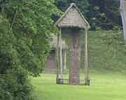 Stele E (Sdseite) in Quirigua.. Mit einer Hhe von rund 7,60 ist sie die hchste Stele in Quirigua. Die Stelen E und F wurden von Cauac Sky  im Abstand eines halben Katun (10 Jahre)  aufgestellt. Stele F im Jahr 761 und Stele E 771 AD