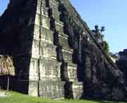 Der fat 70 Grad steile Treppenaufstieg von Tempel I