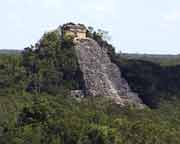 Blick von der Iglesia auf den pyramidalen 2. grossen Tempel von Coba, das sogenannte Castillo