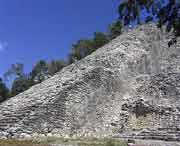 Das Castillo in Coba von der Seite gesehen mit seiner steilen Aufgangstreppe