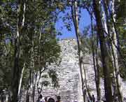 Das rund 30 m hohe Castillo in Coba