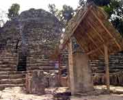 Der als Iglesia bezeichnete Haupttempel von Coba mit Stelen im Vordergrund