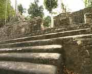 Breite Treppenterassen fhren zu den Palsten und Tempeln
