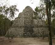 Bisher unbekannte Tempelpyramide von Coba  in seiner Frontansicht . Der Bau hat einen ovalen Grundriss, hnlich der Magierpyramide in Uxmal. 