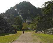 Blick auf den Sonnentempel und rechts den Tempel der Inschriften