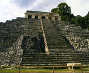 Der steile Aufstieg zum Tempel der Inschrifen mit der tief im Inneren liegenden Krypta Knigs Pakals