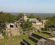 Blick vom Blattkreuztempel auf den grossen Palastkomplex von Palenque (7. - 8. Jahrhundert n. Chr.)