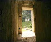 Blick aus dem Sonnentempel auf den  Blattkreuztempel ( 672 n. Chr.)