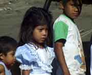 Aufmerksam werden die seltenen Touristen von den Kindern beobachtet