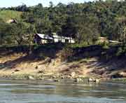 Die hohe Uferbschung vermittelt einen Eindruck ber den Wasserstand whrend der Regenzeit.