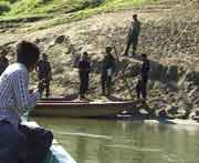 Es herrscht eine ziemlich angespannte Atmosphre zwischen den Militrbegleitern aus Guatemala und dem mexicanischem Militr. Die Mexicaner richten von der hohen Uferbschung ein MG auf uns in den Booten. Wir sind jetzt mehr als nervs.