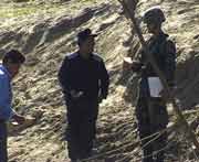 Die Papiere der Soldaten aus Guatemala werden kritisch geprft. Per Funk erhlt man von hherer Stelle neue Befehle. Die guatemaltekischen Soldaten mssen entwaffnet werden.