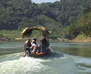 Wir sind froh den mexicanischen Militrposten verlassen zu drfen. Die Reise nach Yaxchilan geht weiter und wir geniessen die Aussicht vom Boot. Wir nhern uns langsam Yaxchilan.