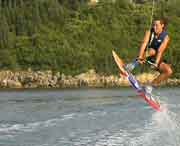 Wassersport in Sivota: Max und seine Wakeboardsprnge